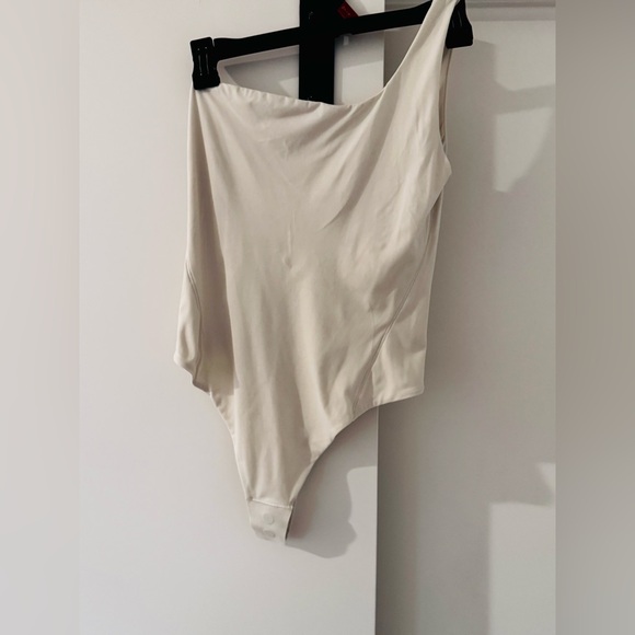 LULULEMON Wundermost Ultra-Soft Nulu Asymmetrical Bodysuit - Picture 9 of 13